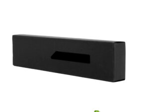 Estuche porta-lápiz o bolígrafo, en cartón negro.