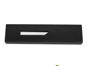 Estuche porta-lápiz o bolígrafo, en cartón negro.